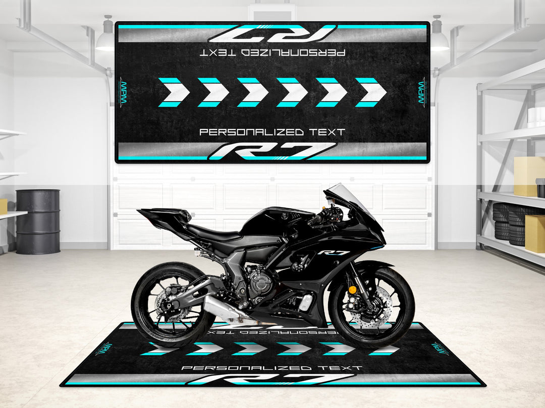Personalized pit rug with cyan arrows for Yamaha R7, ideal gift and racetrack accessory for riders.